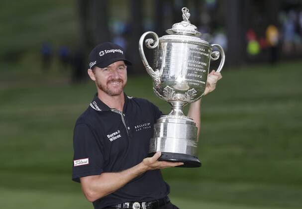 Jimmy Walker holds the Wanamaker Trophy after the final round at the PGA Golf Herren Championship at Baltusrol Golf Club in Springfield, New Jersey on July 31, 2016. Walker won the championship and his first major with a score of 14 under par.  PGA20160731128 JOHNxANGELILLO