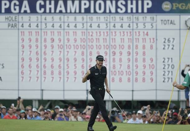 Bilder des Tages - Sport Jimmy Walker celebrates on the 18th green in the final round at the PGA Golf Herren Championship at Baltusrol Golf Club in Springfield, New Jersey on July 31, 2016. Walker won the championship and his first major with a score of 14 under par.  PGA20160731136 JOHNxANGELILLO