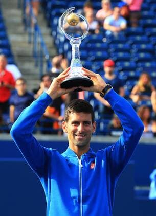 Bilder des Tages - Sport (160801) -- TORONTO, Aug. 1, 2016 -- Novak Djokovic of Serbia poses for photos with his champion trophy during the awarding ceremony of the men s singles final at the 2016 Rogers Cup in Toronto, Canada, July 31, 2016. Novak Djokovic defeated Kei Nishikori of Japan 2-0 and claimed the title. ) (SP)CANADA-TORONTO-TENNIS-ROGERS CUP-MEN S SINGLES-FINAL ZouxZheng 