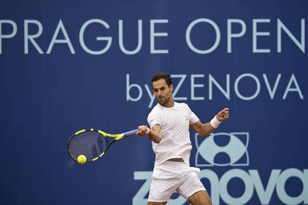 Colombian Santiago Giraldo plays against Uladzimir Ignatik during the men s challenger final of Advantage Cars Prague Open 2016 tennis tournament in Prague, Czech Republic, July 31, 2016. (CTKxPhoto MichalxKamaryt) CTKPhotoP201607310237901  kmt 4