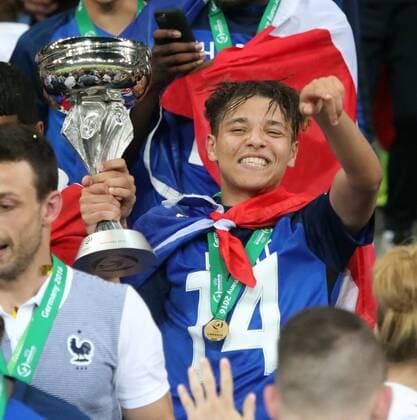 UEFA U19 EM Finale Frankreich - Italien Deutschland, Sinsheim, 24.07.2016, Fussball, UEFA U19 EM Finale in Sinsheim, Frankreich - Italien (4:0): Amine Harit (Frankreich) mit dem Pokal.