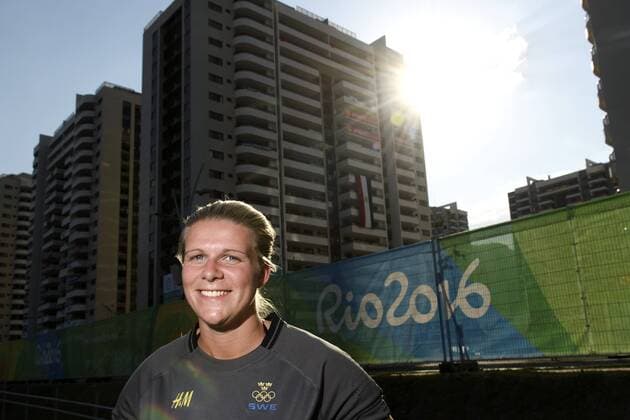 Rio 2016, Fußball, Shooting mit schwedischem Damen-Team 160801 Sveriges malvakt Emelie Lundberg poserar för ett porträtt pa en pressträff med det svenska damlandslaget i fotboll den 1 augusti 2016 under OS i Rio de Janeiro.  Copyright: CARLxSANDIN BB160801CS007