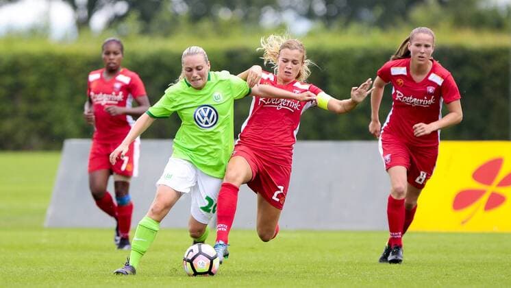Fußball, Frauen, VfL Wolfsburg - FC Twente Enschede; vl Stephanie Bunte (Wolfsburg, 20) gegen Maud Roetgerink (Enschede, 2) Zweikampf, Duell, duell, tackle, Tackling, Aktion, action. xtgx