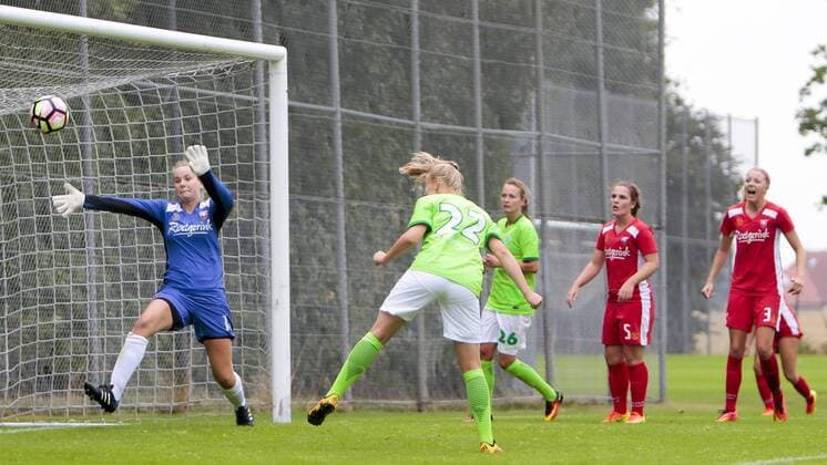 Fußball, Frauen, VfL Wolfsburg - FC Twente Enschede; Anna Lena Stolze Torschützin zum 1:0 ,scores the goal, Tor, Torschuss, Abschluss, Torabschluss, Torerfolg, Aktion, action. xtgx