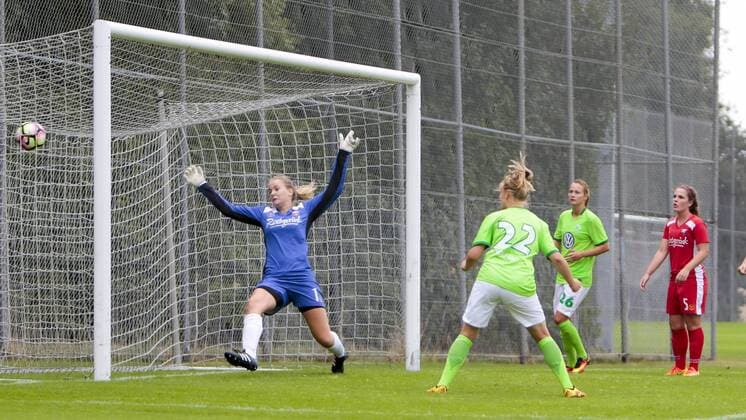 Fußball, Frauen, VfL Wolfsburg - FC Twente Enschede; Anna Lena Stolze Torschützin zum 1:0 ,scores the goal, Tor, Torschuss, Abschluss, Torabschluss, Torerfolg, Aktion, action. xtgx