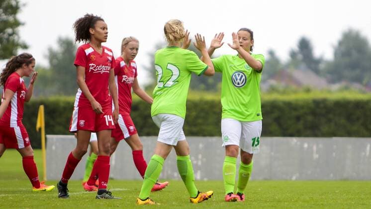 Fußball, Frauen, VfL Wolfsburg - FC Twente Enschede; Anna Lena Stolze mit Jasmin Sehan (Wolfsburg, 15) Jubel, Torjubel, Freude, Emotion, Torerfolg, Aktion, action, goal, goal celebration, celebrates. xtgx