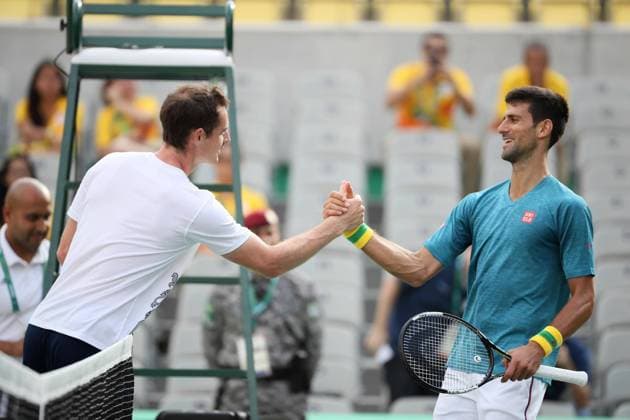 British tennis player Andy Murray (L) and his Serbian colleague Novak Djokovic (R) shake hands during a training session prior to the Olympic Games Olympische Spiele Olympia OS at the Tennis Center of Rio de Janeiro, Brazil, 2 August 2016. EFE Jose Mendez ANDY MURRAY S TRAINING SESSION !ACHTUNG: NUR REDAKTIONELLE NUTZUNG!  RIO014 20160802-636057711036289053