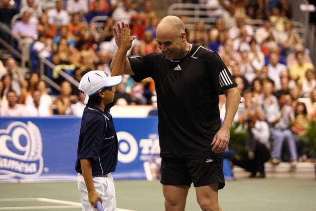 25 04 2010) (05 23 2010) 22 de mayo de 2010. San Juan Puerto Rico. Andre Agassi (en la foto) y Pete Sampras visitan la isla como parte del Andre Agassi Farewell Tour . Ambos se enfrentaron en el Coliseo Jose M. Agrelot. Andre dio su raqueta al nino Francisco Aponte..Photo by: Jose R. Madera STAFF .(tenis raqueta).PROHIBIDO EL USO O PRODUCCIÃ N EN PUERTO RICO. P118_DE0523_001  - ZUMAd69_