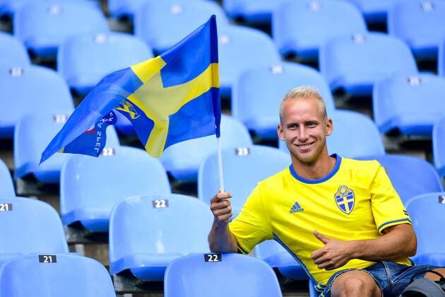 160803 Schweden Fan mit Fahne -- Fussball Nationalteam Damen Frauenfussball - Schweden - Südafrika (RSA) 3 august 2016 OS i Rio de Janeiro.  Copyright: PETTERxARVIDSON BB160803PA003