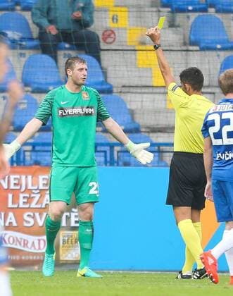 SOCCER - UEFA EL quali, Liberec vs Admira LIBEREC,CZECH REPUBLIC,03.AUG.16 - SOCCER - UEFA Europa League, qualification, Slovan Liberec vs FC Admira Wacker Moedling. Image shows Manuel Kuttin (Admira) and referee Radu Petrescu (ROU). Keywords: yellow card. GEPAxpictures xPhilippxBrem