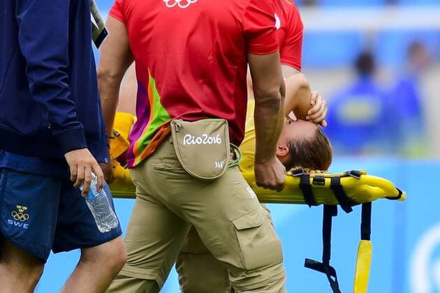 160803 Sveriges Jessica Samuelsson tvingas lämna planen pa bar efter skada under fotbollsmatchen mellan Sverige och Sydafrika den 3 augusti 2016 under OS i Rio de Janeiro.  Copyright: PETTERxARVIDSON BB160803PA049