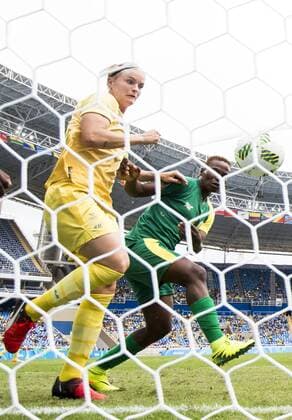 Rio 2016, Fußball, Damen, Schweden - Südafrika 160803 Sveriges Nilla Fischer gör 1-0 i kamp med Sydafrikas Noko Matlou i fotbollsmatchen mellan Sverige och Sydafrika den 3 augusti 2016 under OS i Rio de Janeiro.  Copyright: PETTERxARVIDSON BB160803PA057