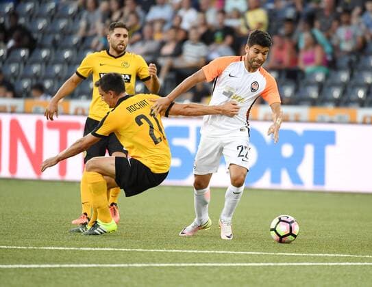 03.07.16_Bern,Schweiz Fussball Herren Champions League Qualifikation BSC Young Boys - Schachtar Donezk Bild zeigt Eduardo (Schhakter) gegen Alain Rochat Aktion Zweikampf 