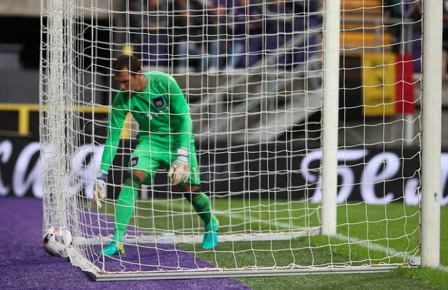 Anderlecht s goalkeeper Davy Roef looks dejected after Rostov scored during the return leg of the third qualification round for the Champions League competition between Belgian first league soccer team RSC Anderlecht and Russian team FC Rostov in Brussels, Wednesday 03 August 2016. The first leg ended in a 2-2 draw. VIRGINIExLEFOUR  x04902962x