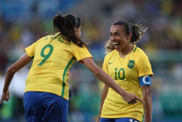 Themen der Woche SPORT Bilder des Tages - SPORT Brazil s Andressa Alves (L) celebrates a goal befroe China with team mate Marta (R) during their first round feminine olympic soccer match held at the Engenhao Olympic Stadium in Rio de Janeiro, Brazil, 3 August 2016. The official inauguration of the Olympic Games Olympische Spiele Olympia OS Rio 2016 will be celebrated next Friday 5 August. EFE Marcelo Sayao BRAZIL VS. CHINA !ACHTUNG: NUR REDAKTIONELLE NUTZUNG!  RIO068 20160803-636058604792125557