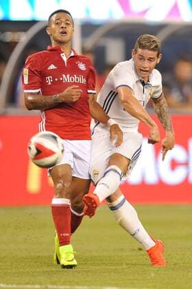 Themen der Woche SPORT Bilder des Tages - SPORT Fußball, ICC, Bayern München verliert gegen Real Madrid Aug. 3, 2016 - East Rutherford, New Jersey, U.S - Real Madrid midfielder JAMES RODRÃGUEZ (10) shoots around Bayern Munich midfielder THIAGO ALCANTARA (6) during the International Champions Cup match at Met Life Stadium in East Rutherford New Jersey Real Madrid defeats Bayern Munich 1 to 0. Soccer 2016 - Real Madrid defeats Bayern Munich 1 to 0 - ZUMAa301