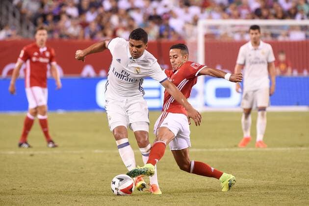 03.08.2016, Fussball 1. Liga 2016 2017, FC Bayern München auf der Audi Summer Tour USA 2016 , International Champions Cup, FC Bayern München - Real Madrid, im Met Life Stadium in East Rutherford, NJ, USA. v.li: Casemiro (Madrid) gegen Thiago (FC Bayern München). 