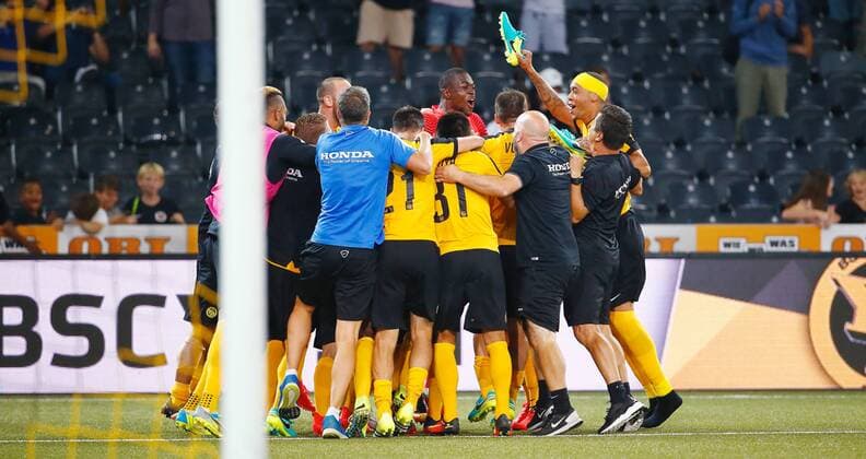 03.08.2016 Stade de Suisse Bern SCHWEIZ , Saison 2016 2017 Herren Fussball Champions League Quali Rückspiel BSC Young Boys Bern - Schachtar Donezk Jubel nach dem Spiel ua. mit Torwart Yvon Mvogo und Guillaume Hoarau (Young Boys) 