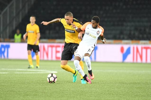 03.08.16 Bern,Schweiz Fussball Herren Champions League Qualifikation BSC Young Boys - Schachtar Donezk Bild zeigt Guillaume Hoarau (YB ) li. gegen Fred (Schachtar) Aktion 