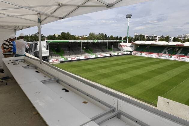 Fußball, 2. BL, SpVgg Greuther Fürth - Baumaßnahmen im Sportpark Ronhof 04.08.2016 - SpVgg Greuther Fürth Fuerth - 2. Fußball Bundesliga - Saison 2016 2017 - Baustelle neue Tribüne Haupttribüne - - Blick ins Stadion Richtung Nordtribüne