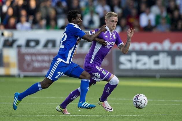160804 HJK Helsingfors Anthony Annan i kamp med IFK Göteborgs Sören Rieks under fotbollsmatchen i kvalet till Europa League mellan HJK Helsingfors och IFK Göteborg den 4 augusti 2016 i Helsingfors.  Copyright: MICHAELxERICHSEN BB160804BB138