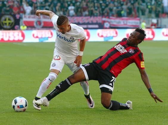 SOCCER - EL quali, Trnava vs A.Wien TRNAVA,SLOVAKIA,04.AUG.16 - UEFA Europa League, qualification, FC Spartak Trnava vs FK Austria Wien. Image shows Lucas Venuto (A.Wien) and Babatounde Bello (Spartak Trnava). GEPAxpictures xChristianxOrt