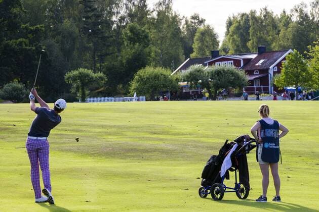 160804 Alexander Björk spelar in pa 18:e halet - Swedish Challenge den 4 Augusti 2016 i Katrineholm.  Copyright: ANDREASxSANDSTRÖM BB160804BB202
