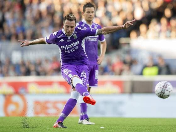 160804 IFK Göteborgs Martin Smedberg Dalence skjuter en frispark under fotbollsmatchen i kvalet till Europa League mellan HJK Helsingfors och IFK Göteborg den 4 augusti 2016 i Helsingfors.  Copyright: MICHAELxERICHSEN BB160804BB217