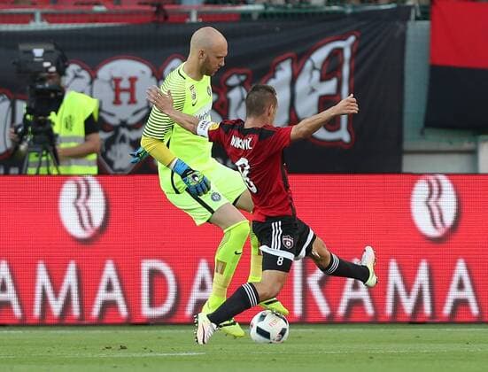 SOCCER - EL quali, Trnava vs A.Wien TRNAVA,SLOVAKIA,04.AUG.16 - UEFA Europa League, qualification, FC Spartak Trnava vs FK Austria Wien. Image shows Robert Almer (A.Wien) and Martin Mikovic (Spartak Trnava). GEPAxpictures xChristianxOrt