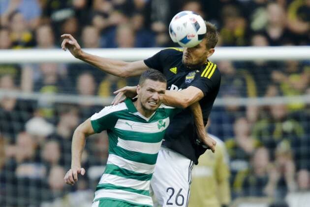 160804 AIK:s Jos Hooiveld och Panathinaikos Marcus Berg i en luftduell under fotbollsmatchen i kvalet till Europa League mellan AIK och Panathinaikos den 4 Augusti 2016 i Stockholm.  Copyright: KentaxJönsson BB160804BB222