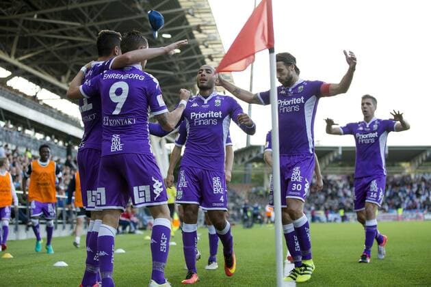 160804 IFK Göteborgs jubel när Jakob Ankersen omfamnas efter sitt 2-0 mal under fotbollsmatchen i kvalet till Europa League mellan HJK Helsingfors och IFK Göteborg den 4 augusti 2016 i Helsingfors.  Copyright: MICHAELxERICHSEN BB160804BB233
