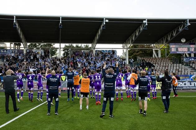 160804 IFK Göteborg tackar fansen efter fotbollsmatchen i kvalet till Europa League mellan HJK Helsingfors och IFK Göteborg den 4 augusti 2016 i Helsingfors.  Copyright: MICHAELxERICHSEN BB160804BB246
