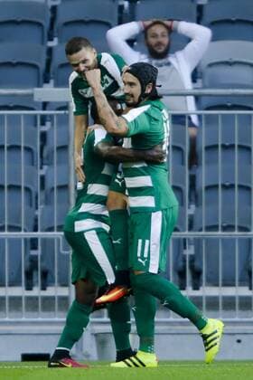 160804 Panathinaikos spelare jublar efter 0-2 av Marcus Berg under fotbollsmatchen i kvalet till Europa League mellan AIK och Panathinaikos den 4 Augusti 2016 i Stockholm.  Copyright: KentaxJönsson BB160804BB266