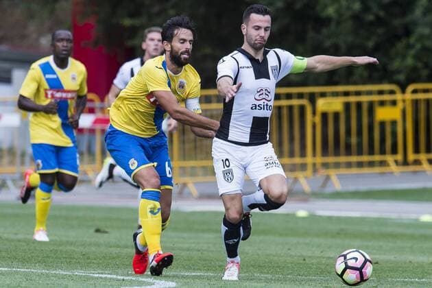 (L-R) Nune Miquel Prata Coelho of FC Arouca, Thomas Bruns of Heracles Almelo during the UEFA Europa League third round second leg match between Arouca and Heracles Almelo on August 4, 2016 at the Estadio Municipal in Arouca, Portugal. Arouca v Heracles Almelo UEFA Europa League third round 2016 2017 xVIxGerritxvanxKeulenxIVx 5934687