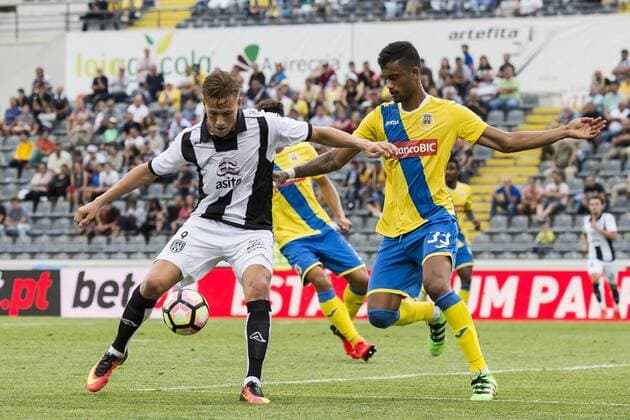 (L-R) Paul Gladon of Heracles Almelo, Jubal Rocha Mendes Junior of FC Arouca during the UEFA Europa League third round second leg match between Arouca and Heracles Almelo on August 4, 2016 at the Estadio Municipal in Arouca, Portugal. Arouca v Heracles Almelo UEFA Europa League third round 2016 2017 xVIxGerritxvanxKeulenxIVx 5934724