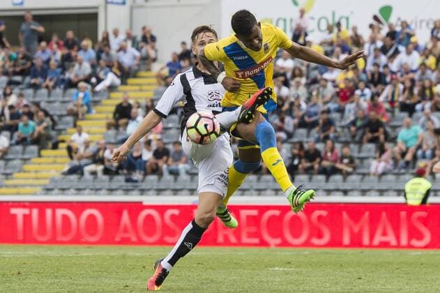 (L-R) Paul Gladon of Heracles Almelo, Jubal Rocha Mendes Junior of FC Arouca during the UEFA Europa League third round second leg match between Arouca and Heracles Almelo on August 4, 2016 at the Estadio Municipal in Arouca, Portugal. Arouca v Heracles Almelo UEFA Europa League third round 2016 2017 xVIxGerritxvanxKeulenxIVx 5934726