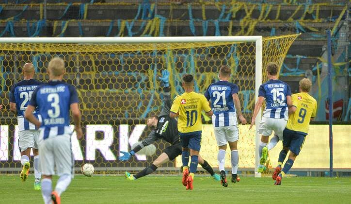 Fussball, Herren, Saison 2016 17, Europa League, 3. Qualifikationsrunde (Rückspiel), Bröndby IF - Hertha BSC, Teemu Pukki (r., Bröndby IF Kopenhagen) erzielt das Tor zum 2:1 gegen Torwart Thomas Kraft (Hertha BSC), Sebastian Langkamp (15, Hertha BSC) und Marvin Plattenhardt (21, Hertha BSC) sind zu spät, 04.08. 2016,