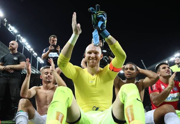 Bilder des Tages - Sport SOCCER - EL quali, Trnava vs A.Wien TRNAVA,SLOVAKIA,04.AUG.16 - UEFA Europa League, qualification, FC Spartak Trnava vs FK Austria Wien. Image shows the rejoicing of Lucas Venuto, Robert Almer, Ismael Tajouri and Osman Hadzikic (A.Wien). GEPAxpictures xChristianxOrt