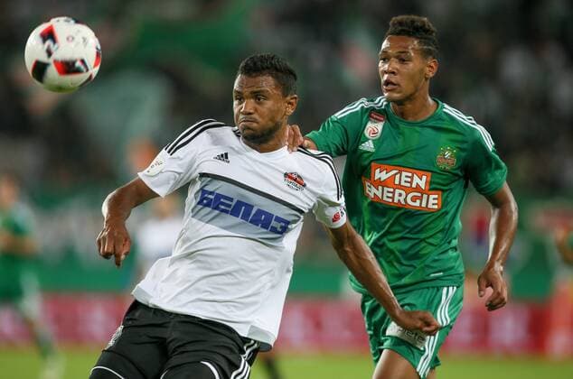 SOCCER - EL quali, Rapid vs Zhodino VIENNA,AUSTRIA,04.AUG.16 - SOCCER - UEFA Europa League, qualification, SK Rapid Wien vs FC Torpedo Zhodino. Image shows Terenti Lutsevic (Schodsina) and Joelinton Cassio Apolin‡rio de Lira (Rapid). Keywords: Wien Energie. GEPAxpictures xMarioxKneisl