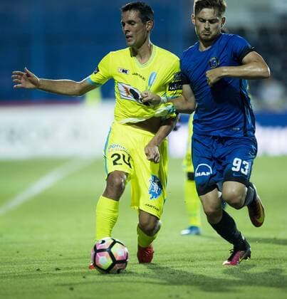 Gent s Jeremy Perbet and Viitorul s Catalin Carp fight for the ball during a soccer game between Romania s FC Viitorul Constanta and Belgium s KAA Gent, Thursday 04 August 2016, in Ovidiu, Romania, the return leg of the third qualifying round in the Europa League competition. The first leg ended in a 5-0 Gent victory. JASPERxJACOBS  x04903633x