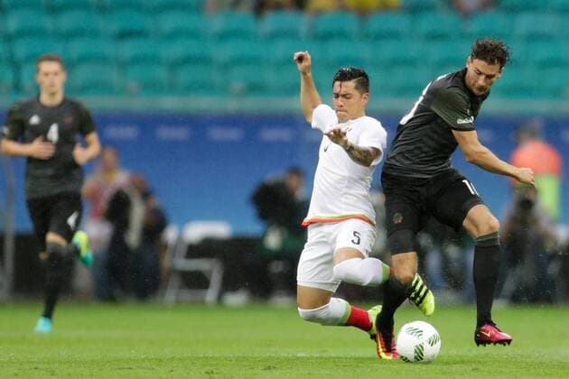 Mexico s Michael Perez (L) fights for the ball with Germany s Leon Goretzka during an Olympic Games Olympische Spiele Olympia OS Rio 2016 men s first round Group C match at Fonte Nova Arena in Salvador, Brazil, 4 August 2016. MEXICO VS GERMANY !ACHTUNG: NUR REDAKTIONELLE NUTZUNG!  BRA023 20160804-636059489213831845