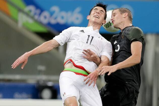Mexico s Marco Bueno (L) in action before Germany s Sven Bender (R) during an Olympic Games Olympische Spiele Olympia OS Rio 2016 men s first round Group C match between Mexico and Germany at Fonte Nova Arena in Salvador, Brazil, 4 August 2016. MEXICO VS GERMANY !ACHTUNG: NUR REDAKTIONELLE NUTZUNG!  BRA029 20160804-636059491440254102
