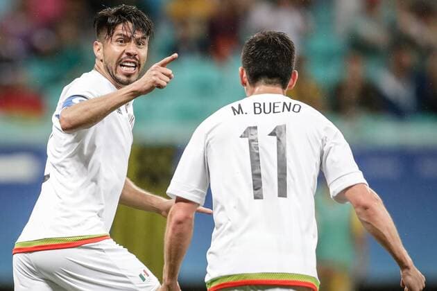 Rio 2016, Fußball, Deutschland - Mexiko Mexico s Oribe Peralta (L) celebrates his goal before Germany during an Olympic Games Olympische Spiele Olympia OS Rio 2016 men s first round Group C match at Fonte Nova Arena in Salvador, Brazil, 4 August 2016. MEXICO VS GERMANY !ACHTUNG: NUR REDAKTIONELLE NUTZUNG!  BRA031 20160804-636059507590622102