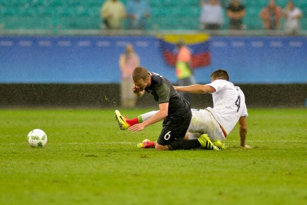 Rio 2016, Fußball, Deutschland - Mexiko Olympics 2016 Football Salvador SALVADOR, BA - 04.08.2016: OLYMPICS 2016 FOOTBALL SALVADOR - Sven Bender of Germany ball dispute with Michael Perez of Mexico during the dispute between Germany (GER) and Mexico (MEX) by Group C Olympic Men& 39;s Football Rio Olympics in 2016 in a match held at the Arena Fonte Nova in Salvador host . (Photo: João Alvarez Fotoaotoarena) x1170518x  Jo?oxAlvarez