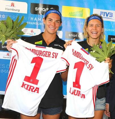 Beachvolleyballerinnen Laura Ludwig und Kira Walkenhorst: Von Hamburg nach Rio Am Montag (07.06.2016) stellten sich die frisch gebackenen Beachvolleyball-Europameisterinnen Laura Ludwig und Kira Walkenhorst den Fragen der Journalisten zur smart beach tour. Jens Meier, Praesident des Hamburger SV e.V., ueberreichte den Spielerinnen als Gruss des HSV einen Blumenstrauss und ein HSV-Trikot mit ihren Vornamen. Er wuenschte dem Duo alles Gute fuer die Olympischen Spiele in Rio. Ludwig und Walkenhorst gelten als Mit-Favoriten. Hamburg Copyright: Eibner-Pressefoto EP_pub