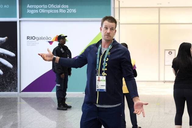 Rio 2016, Golf, Ankunft Henrik Stenson 160805 Henrik Stenson ursäktar sig för att han maste till bussen vid ankomsten till Rio den 5 augusti 2016 inför OS i Rio de Janeiro.  Copyright: CARLxSANDIN BB160805CS002