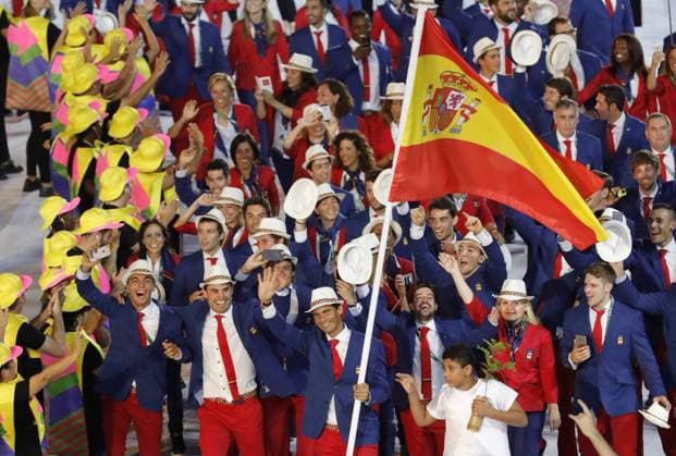 Rio 2016, Eröffnungsfeier Flag bearer Rafael Nadal, who competes on Tennis, heads the Spain delegation during the opening ceremony of the Olympic Games Olympische Spiele Olympia OS Rio 2016 in Rio de Janeiro, Brazil, 5 August 2016. OLYMPIC GAMES RIO 2016 OPENING CEREMONY !ACHTUNG: NUR REDAKTIONELLE NUTZUNG!  BRA67 20160806-636060508129212514