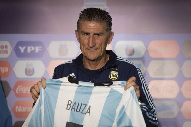 Fußball, Nationalteam Argentinien PK (160806) -- EZEIZA, Aug. 6, 2016 -- Edgardo Bauza, head coach of Argentina s national soccer team, holds a jersey of his squad at a press conference PK Pressekonferenz held by Argentine Football Association (AFA) in Ezeiza, Argentina, on Aug. 5, 2016. Bauza was officially announced to run the national team Nationalteam on Aug. 1. Martin Zabala) (mz) (egp) (fnc) (SP)ARGENTINA-EZEIZA-SPORTS-SOCCER e MARTINxZABALA 