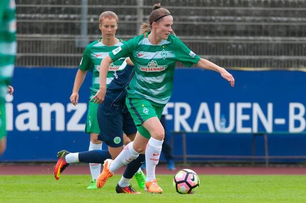 Reena Wichmann (SV Werder Bremen, 14) am Ball, Einzelbild, Fussball, Testspiel Frauen, VfL Wolfsburg - SV Werder Bremen, xobx