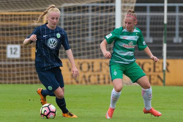 v.li.: Meret Wittje (VfL Wolfsburg, 6) im Zweikampf mit Cindy König (Konig, Koenig, SV Werder Bremen, 11), Fussball, Testspiel Frauen, VfL Wolfsburg - SV Werder Bremen, xobx